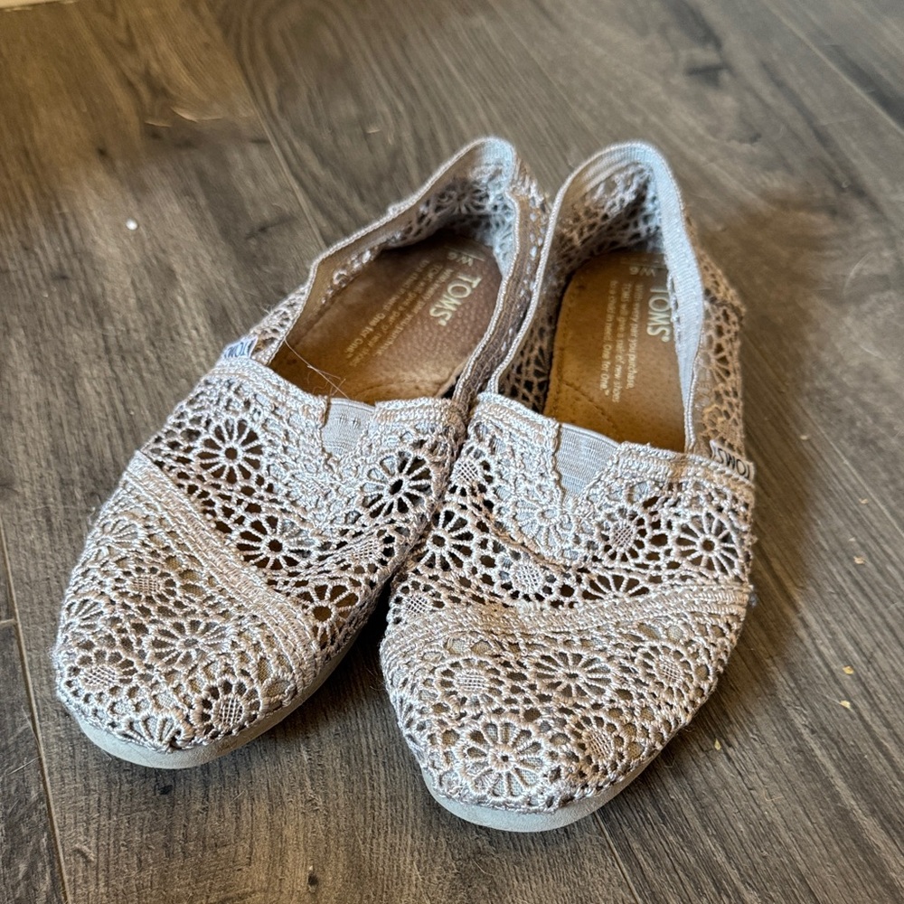 TOMS Women's Floral Crochet Flats - Light Gray